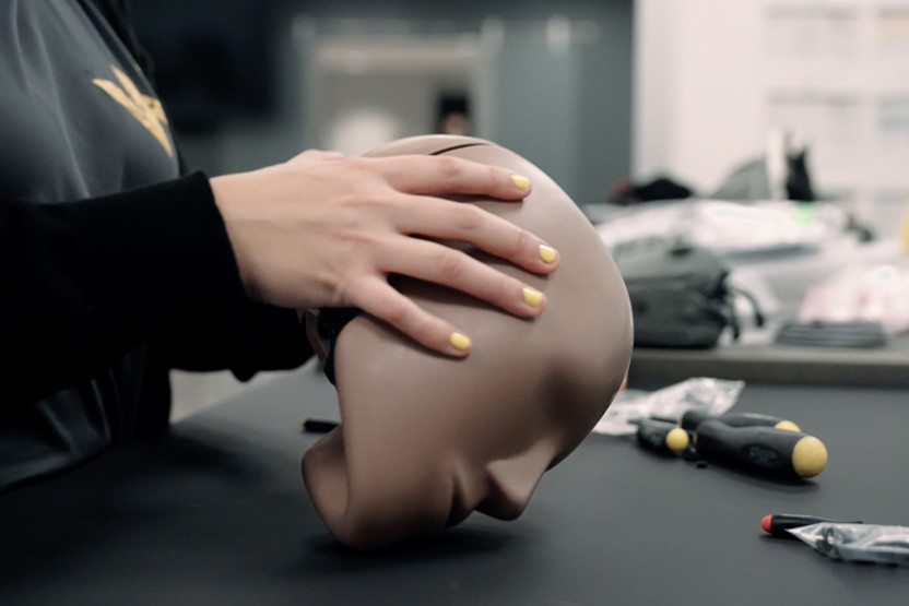 Hand handling dummy head