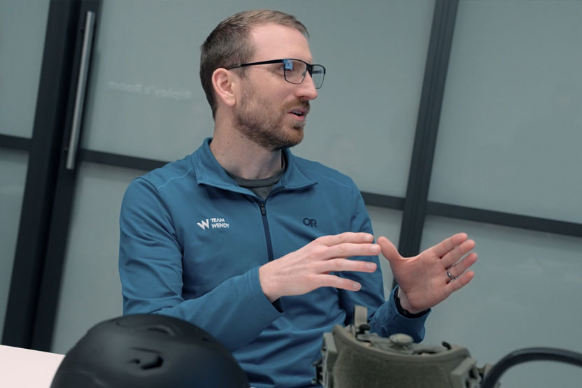 Le personnel de Team Wendy fait une présentation lors d'une réunion