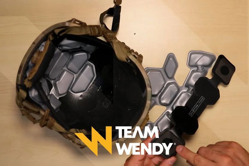 Personne en train d'installer une doublure maritime dans un casque Team Wendy EXFIL