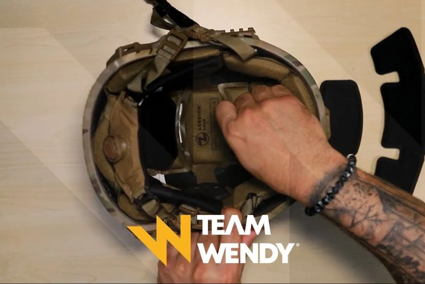 Alguém a colocar almofadas de conforto no interior de um capacete balístico « EXFIL » da Team Wendy 