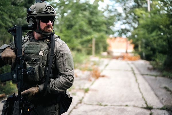 Un homme portant un casque « Team Wendy » et un équipement tactique