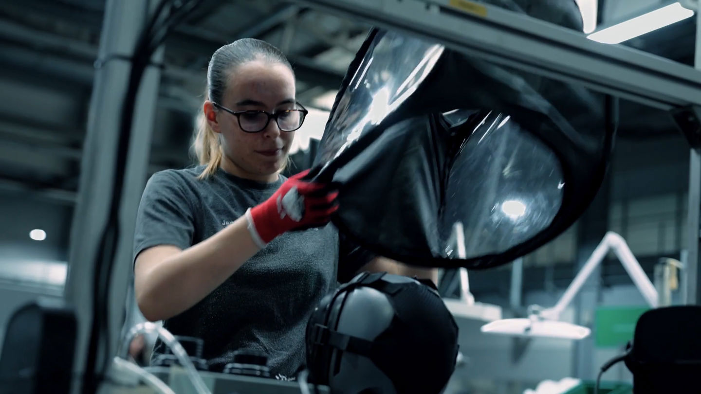 Une femme utilisant une machine