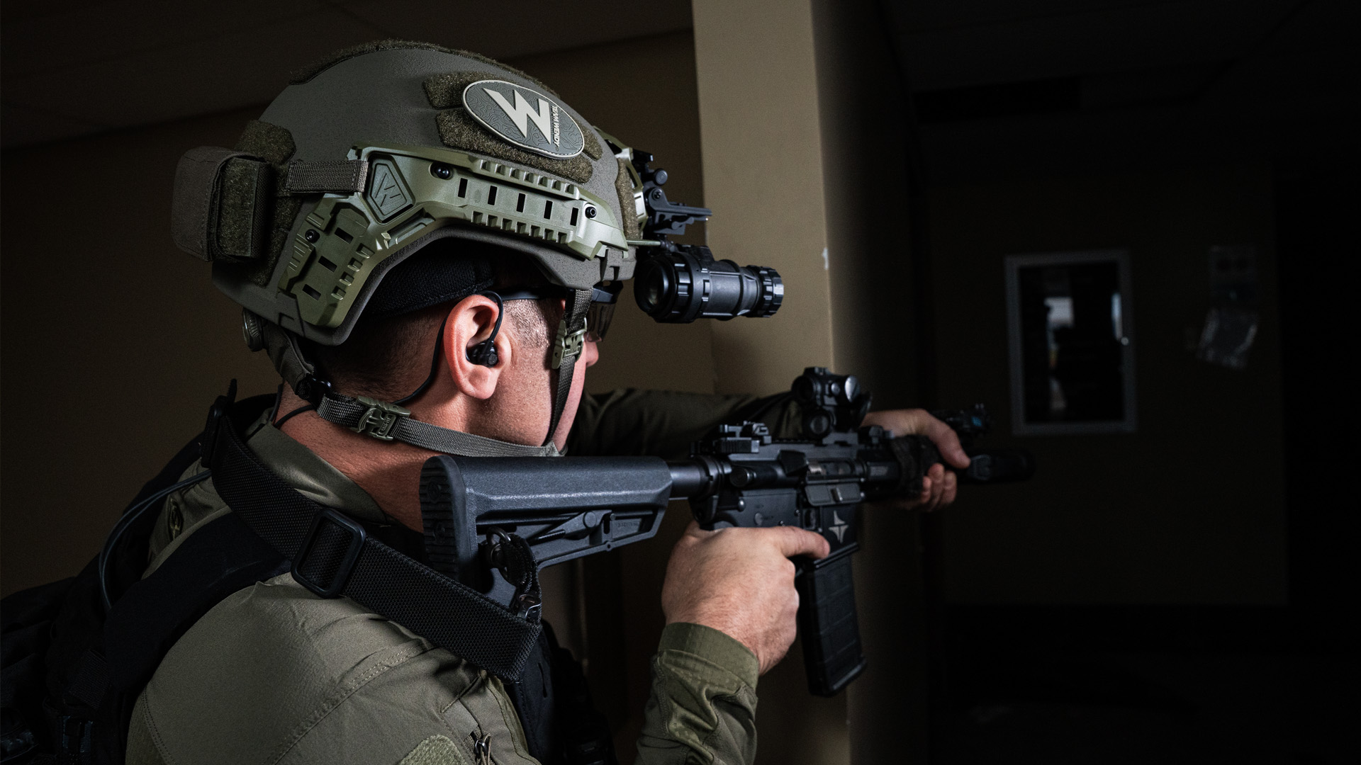 Law Enforcement officer wearing Team Wendy RIFLETECH helmet