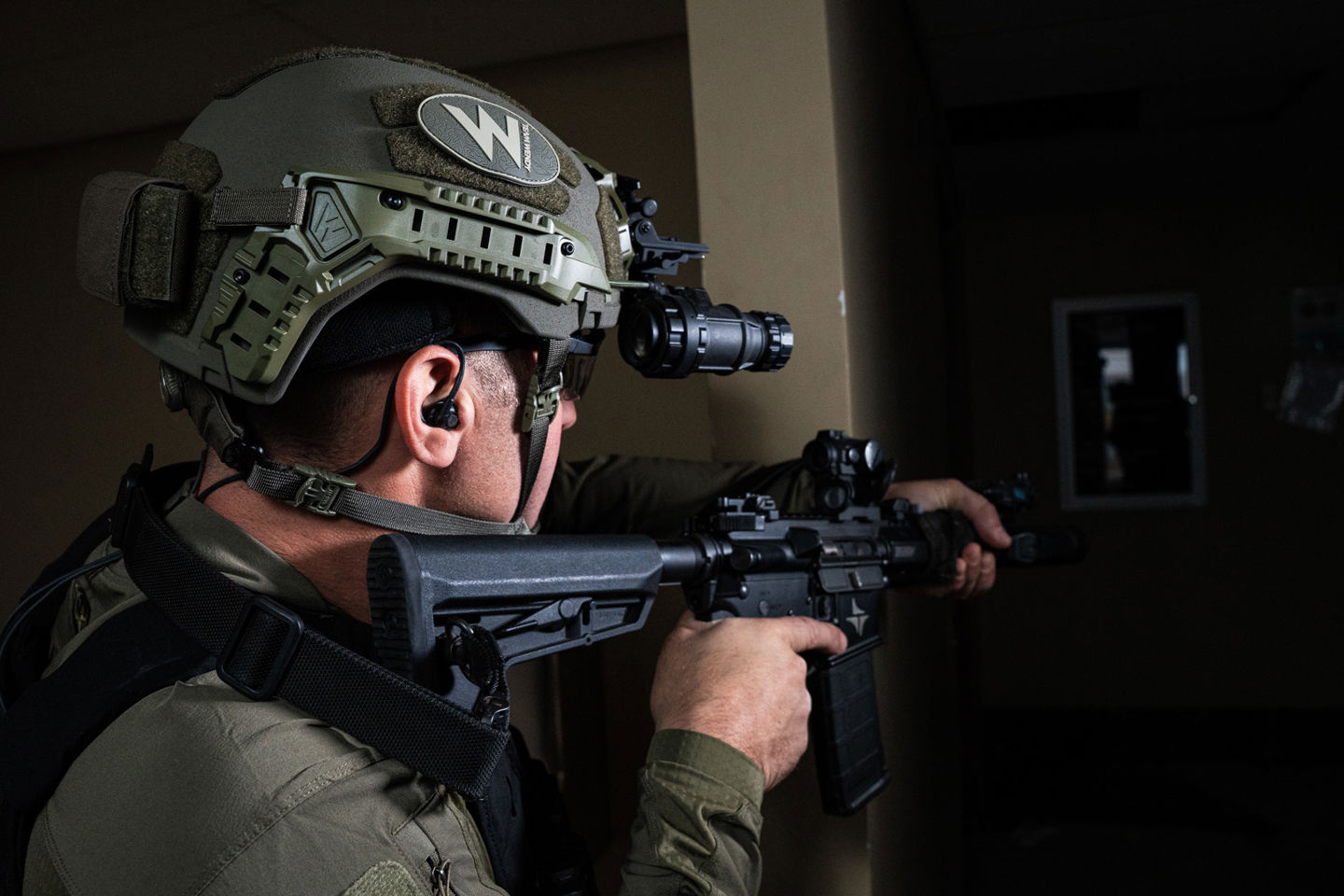 Agent des forces de l'ordre portant un casque « Team Wendy RIFLETECH »